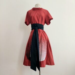 Crvena haljina s autorskim printom i pojasom