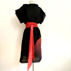 Crna haljina od shantung svile sa crvenim printom i pojasom